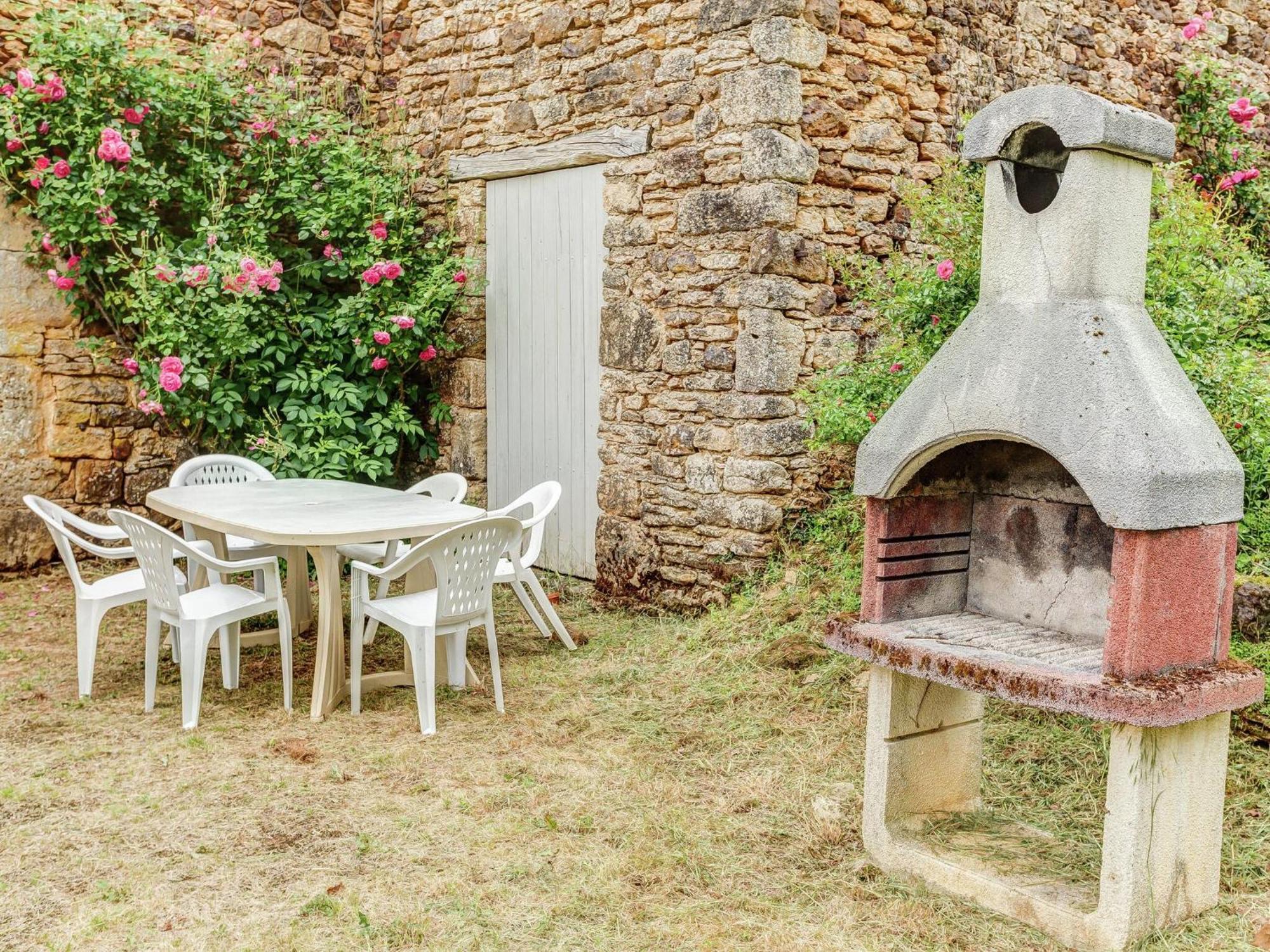 Cosy Holiday Home In Lantheuil With Garden Villefranche-du-Perigord Exterior photo